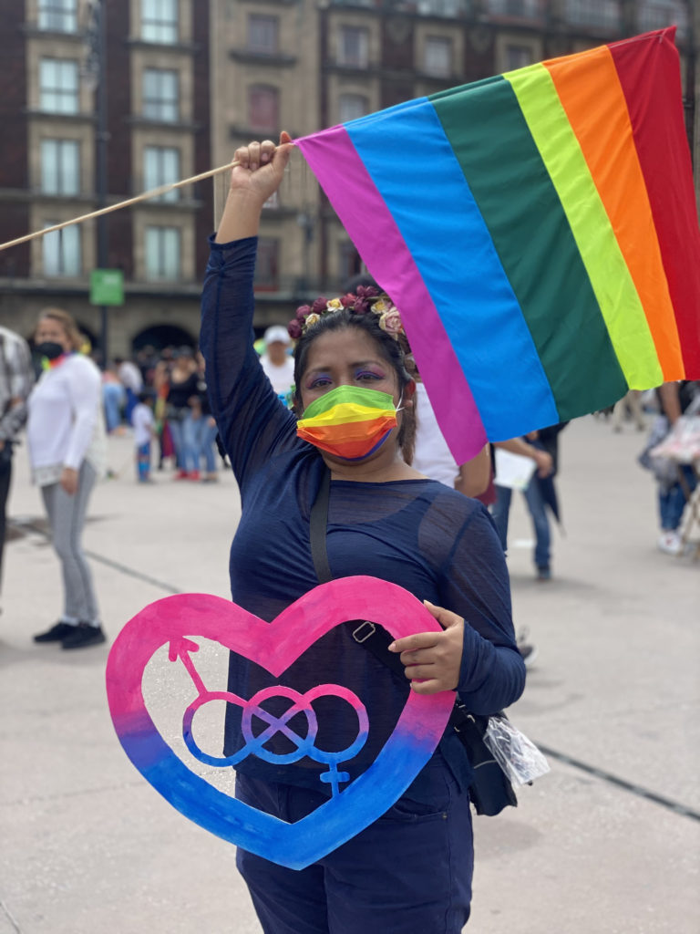 Mujer LGBTQ marcha de orgullo Ciudad de México CDMX